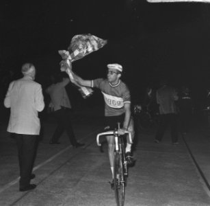 Gert Bongers tijdens de ereronde, Bestanddeelnr 922-6755
