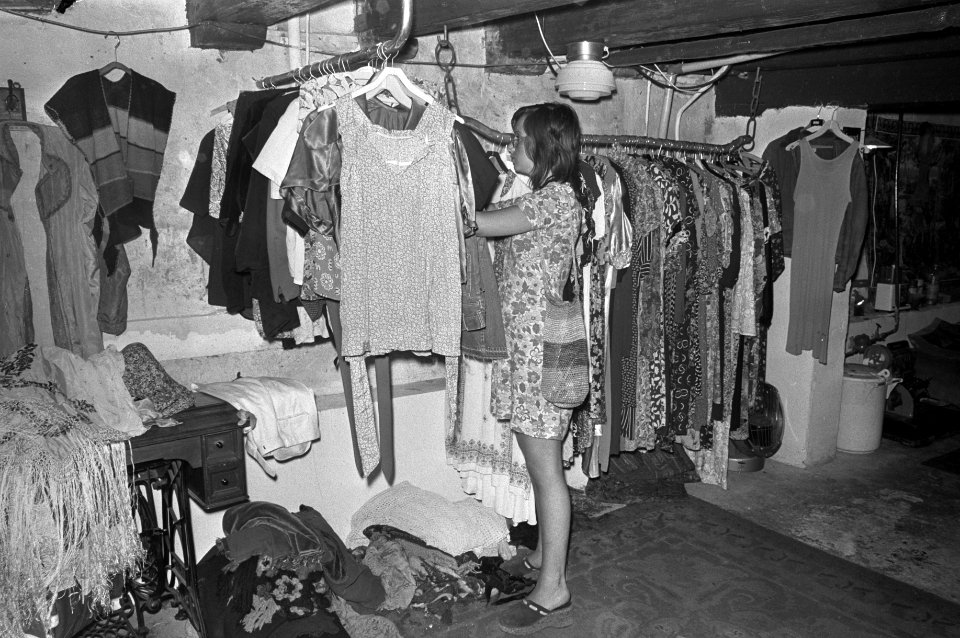 Gerrie bij zijn winkel in tweedehands kleding Amstel 134 te Amsterdam, opdracht , Bestanddeelnr 925-7552