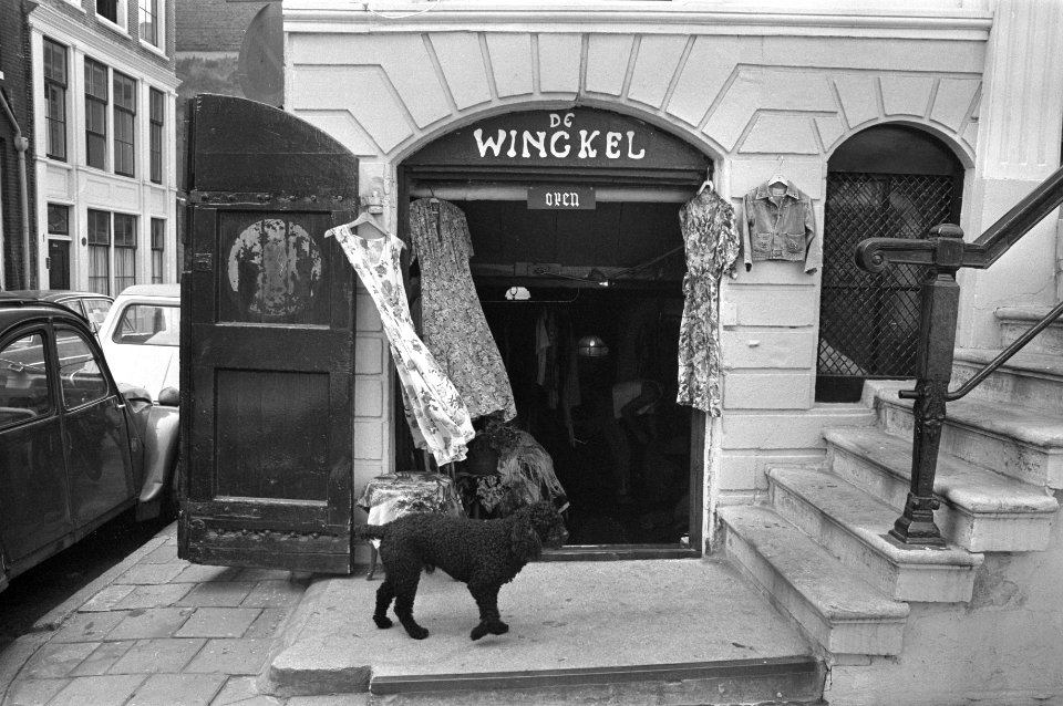 Gerrie bij zijn winkel in tweedehands kleding Amstel 134 te Amsterdam, opdracht , Bestanddeelnr 925-7550