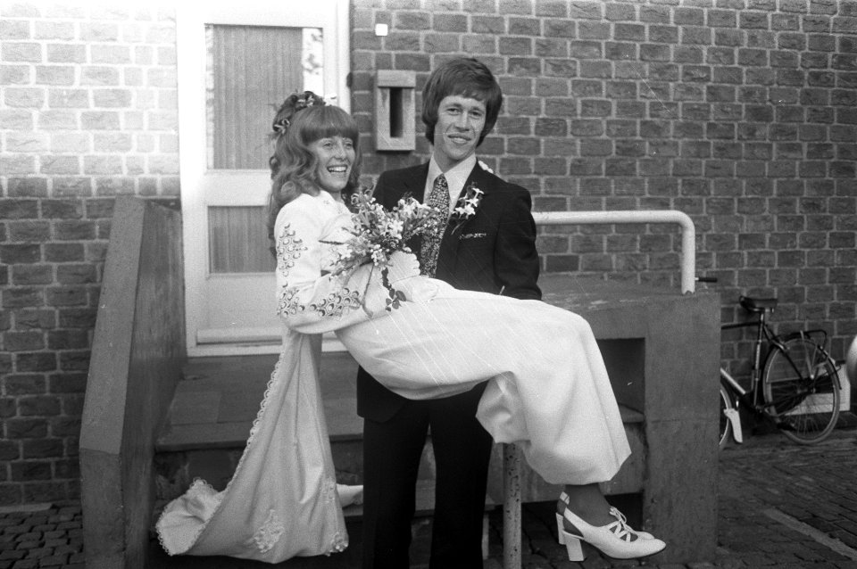 Gerrie Mühren (Ajax) trouwt in kerk met Grietje Mooyer Volendam, Bestanddeelnr 925-1209