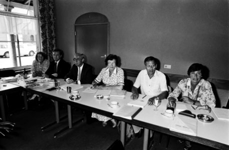 Gesprek over de problemen met Tweede Kamerleden v.l.n.r. Wessel, Dees, Henneken,, Bestanddeelnr 930-9707