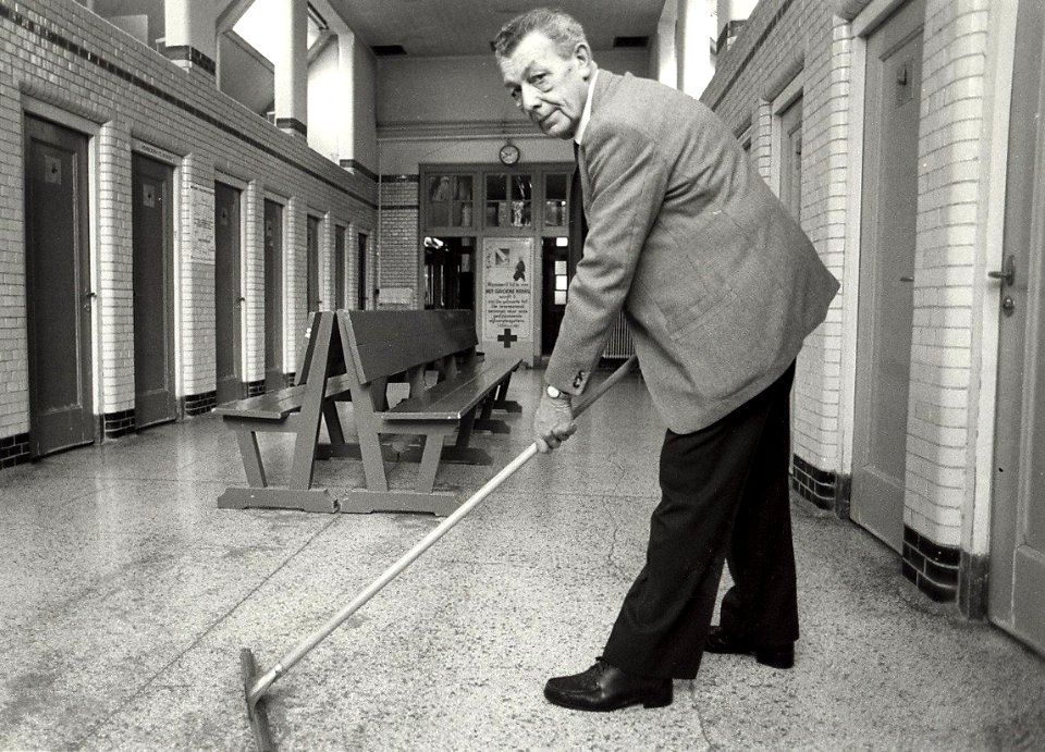 Gerrit de Jong, Haarlems laatste badmeester, in het badhuis aan de Schotersingel. Aangekocht in 1985 van United Photos de Boer bv. - Negatiefnummer 24640 K 13 A. -Gepubliceerd in Haarlems Da, NL-HlmNHA 1478 25900 K 38