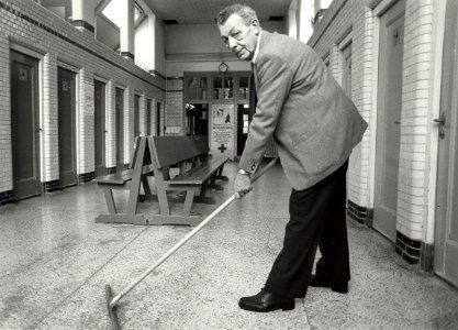 Gerrit de Jong, Haarlems laatste badmeester, in het badhuis aan de Schotersingel. Aangekocht in 1985 van United Photos de Boer bv. - Negatiefnummer 24640 K 13 A. -Gepubliceerd in Haarlems Da, NL-HlmNHA 1478 25900 K 38