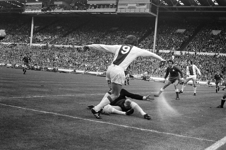 Gerrie Mühren tracht in de eerste helft bij een 1-0 tussenstand doelman Ekonomop, Bestanddeelnr 924-6085