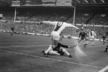 Gerrie Mühren tracht in de eerste helft bij een 1-0 tussenstand doelman Ekonomop, Bestanddeelnr 924-6085