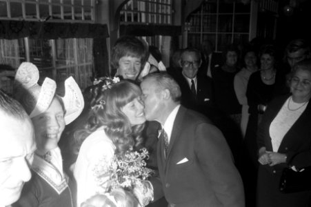 Gerrie Mühren (Ajax) trouwt in kerk met Grietje Mooyer Volendam, Kovacs kust ech, Bestanddeelnr 925-1207