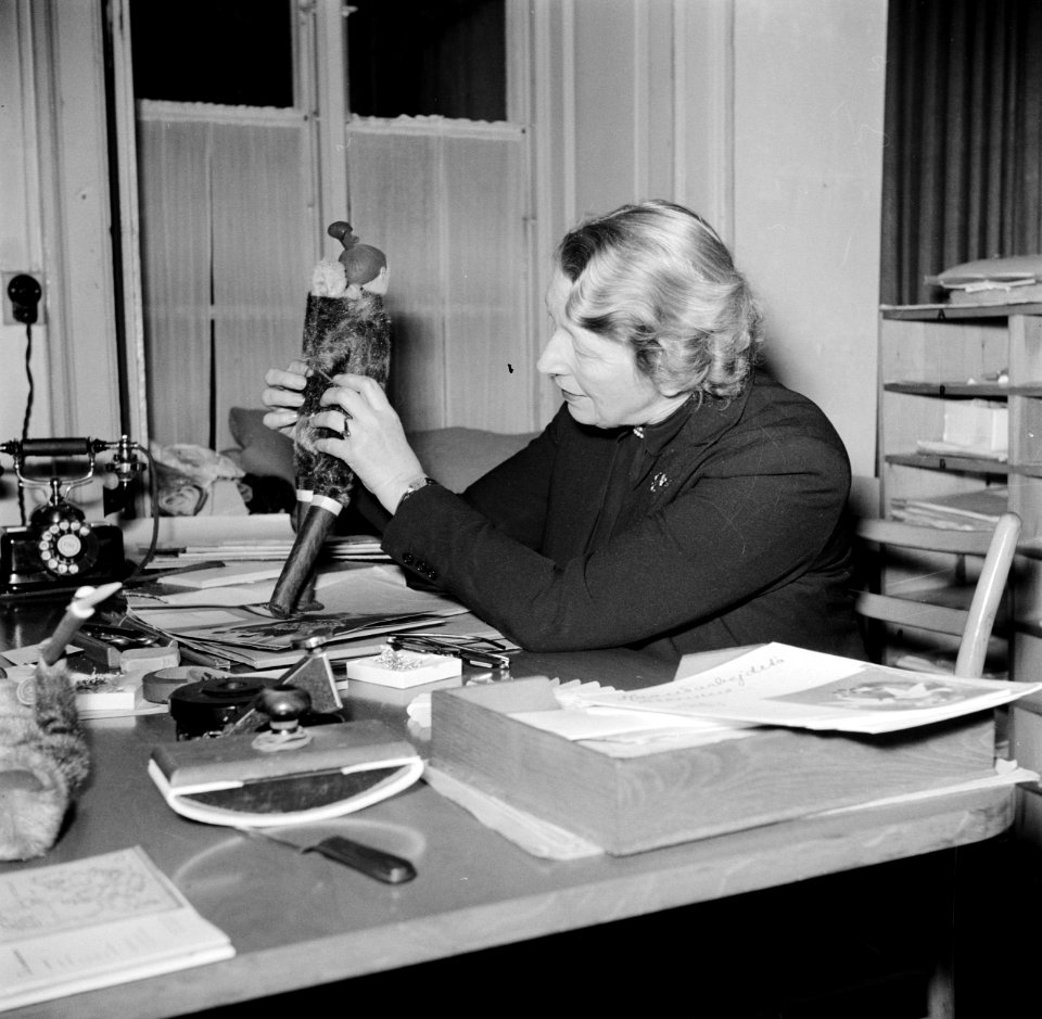 Gertie Wandel, presidente van een handenarbeidclub achter haar bureau, Bestanddeelnr 252-9004