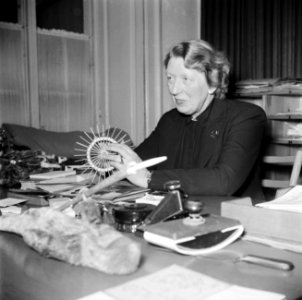 Gertie Wandel, presidente van een handenarbeidclub achter haar bureau, Bestanddeelnr 252-9001 photo