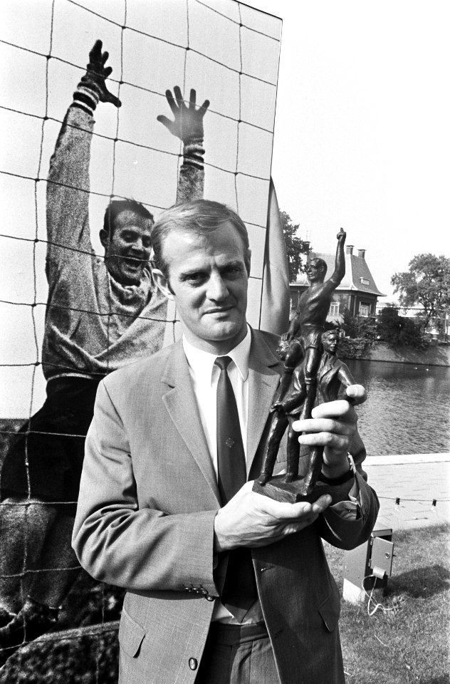 Gert Bals met de trofee poserend voor een foto van hemzelf, Bestanddeelnr 922-6907