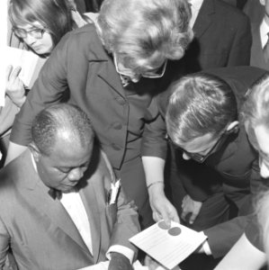 Gert Timmerman ontvangt gouden en diamanten plaat, Louis Armstrong en Gert Timme, Bestanddeelnr 917-8180