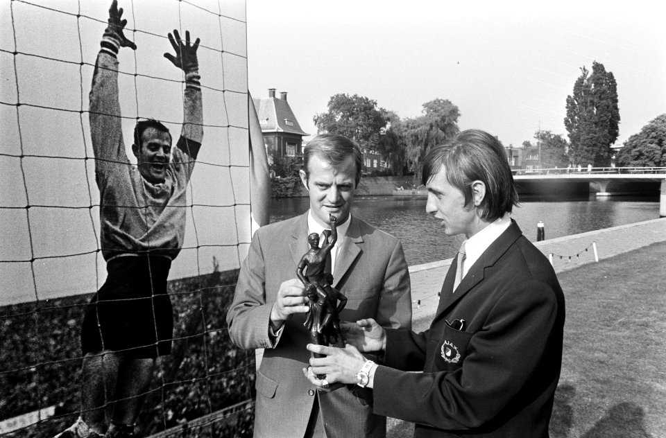 Gert Bals ontvangt de trofee uit handen van Johan Cruijff, Bestanddeelnr 922-6905