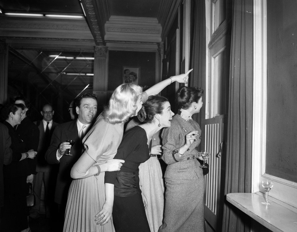 Gezelschap van het Lido in Parijs in Amsterdam Persconferentie, Bestanddeelnr 907-6498