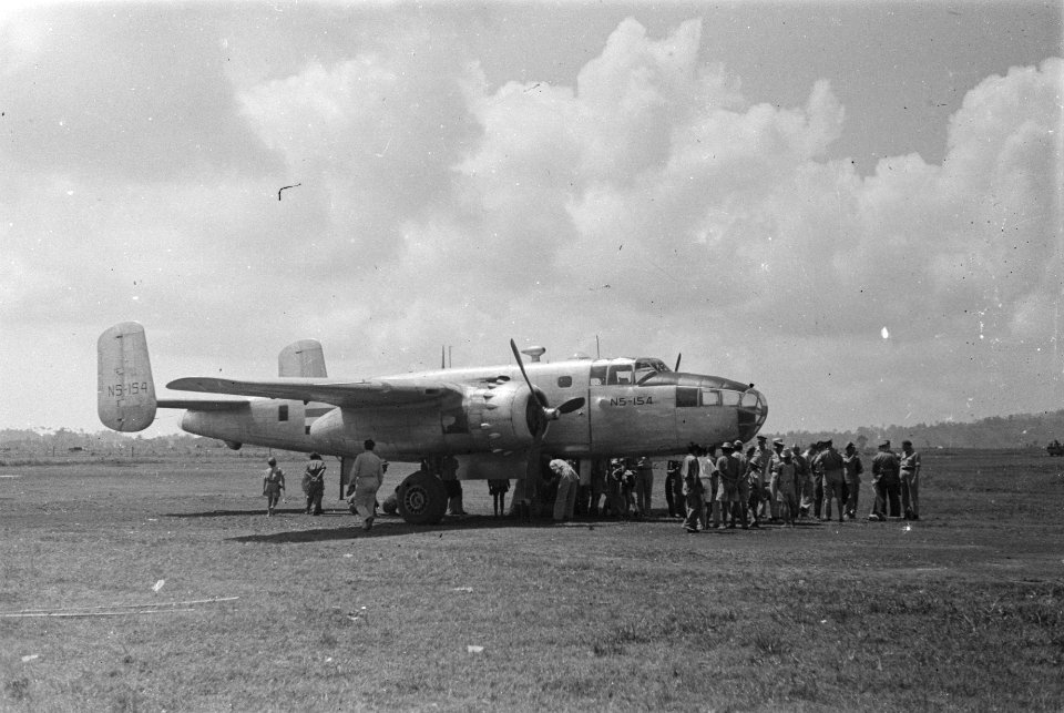 Gezelschap van generaal Doorn bij het vliegtuig (een Mitchell B-25), Bestanddeelnr 67-5-6
