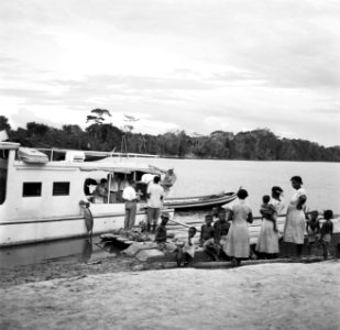 Gezelschap gaat aan wal bij Berg en Dal . Het schip ligt op de Surinamerivier, Bestanddeelnr 252-5146