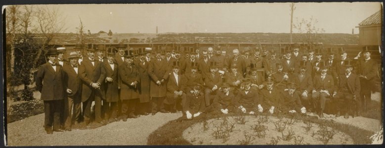 Gezelschap van Nederlandse militairen en burgers., Bestanddeelnr 158-2285