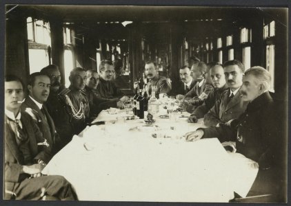 Gezelschap aan de lunch in een treinwagon, Bestanddeelnr 17 30