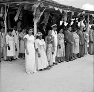 Gezelschap in afwachting van de koningin in Nieuw Amsterdam, Bestanddeelnr 252-4534