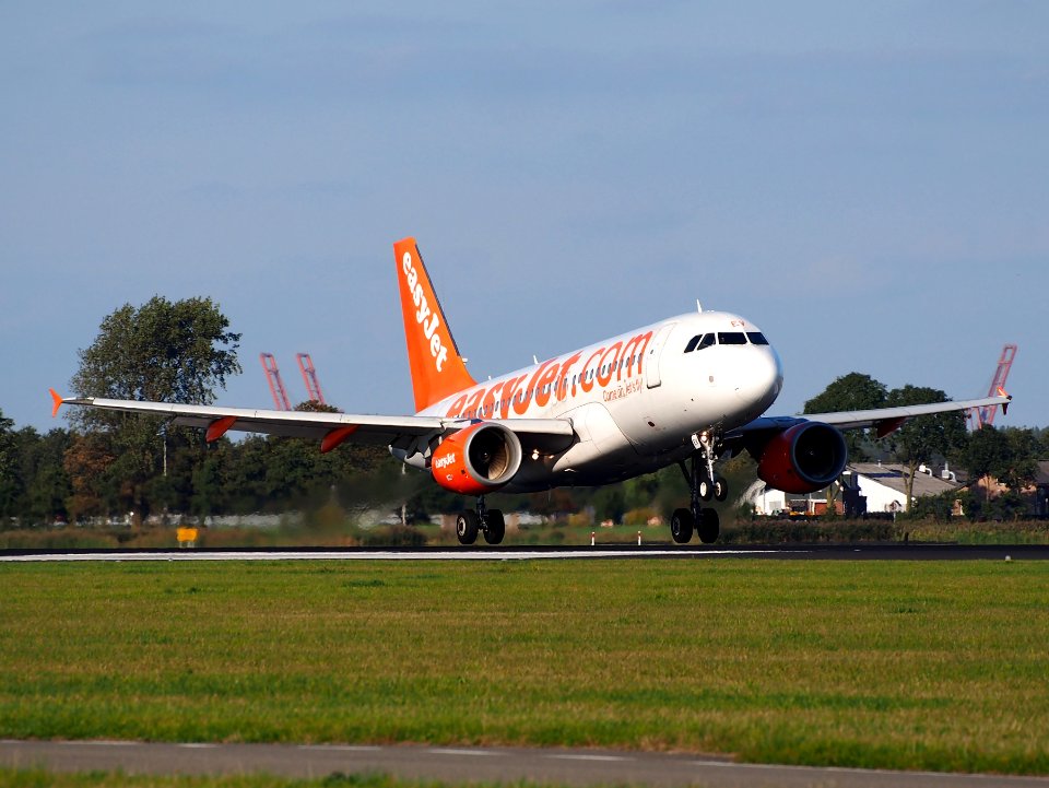 G-EZEV easyJet Airbus A319-111 - cn 2289, landing 6October2013 pic2