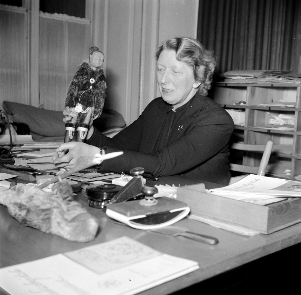 Gertie Wandel, presidente van een handenarbeidclub achter haar bureau, Bestanddeelnr 252-9003