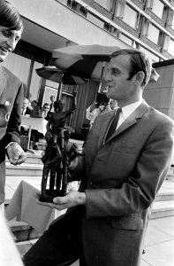 Gert Bals poseert met de trofee, Bestanddeelnr 922-6908