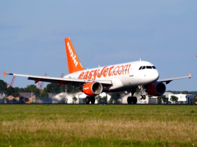 G-EZFS easyJet Airbus A319-111 - cn 4129 landing at Schiphol pic2