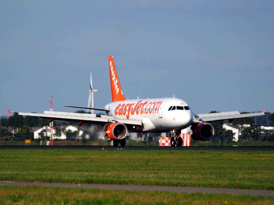 G-EZBC easyJet Airbus A319-111 - cn 2866, landing 6October2013 pic1
