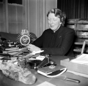 Gertie Wandel, presidente van een handenarbeidclub achter haar bureau, Bestanddeelnr 252-9002