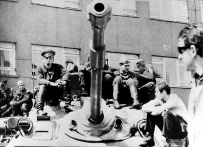 Gewapende Russische soldaten en burgers zitten op een tank in Praag, Bestanddeelnr 921-6327 (cropped)