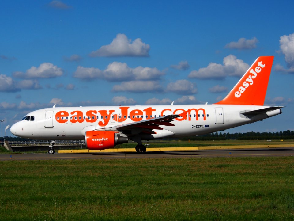 G-EZFL easyJet Airbus A319-111 - cn 4056 taxiing, 25august2013 pic-003