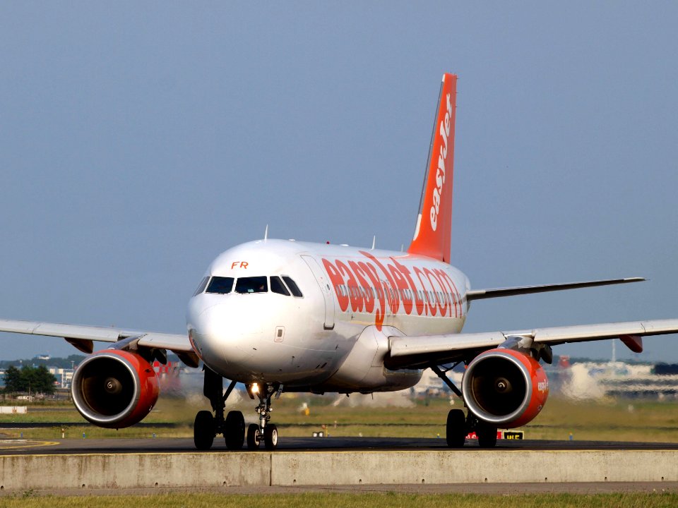 G-EZFR easyJet Airbus A319-111 - cn 4125 pic2