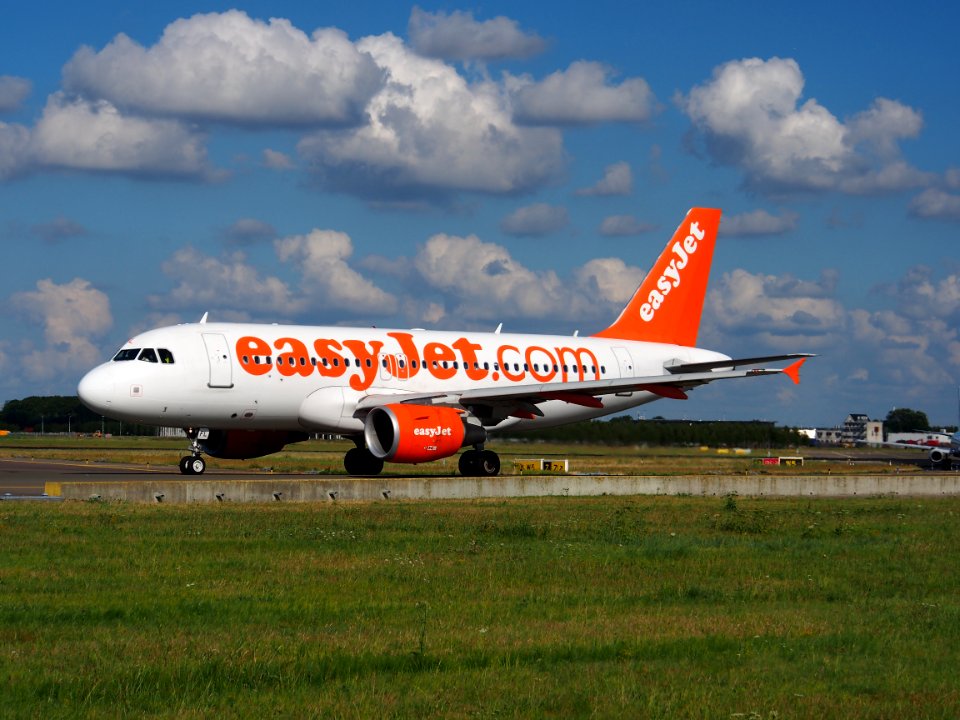 G-EZFL easyJet Airbus A319-111 - cn 4056 taxiing, 25august2013 pic-001
