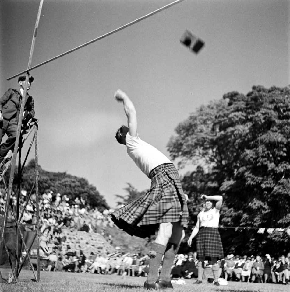 Gewichten werpen tijdens de Highland Games, een negentiende eeuwse voortzetting , Bestanddeelnr 254-2831