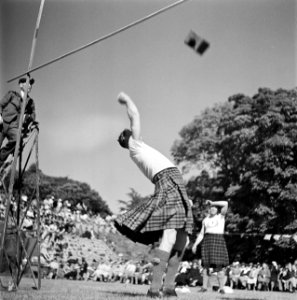Gewichten werpen tijdens de Highland Games, een negentiende eeuwse voortzetting , Bestanddeelnr 254-2831