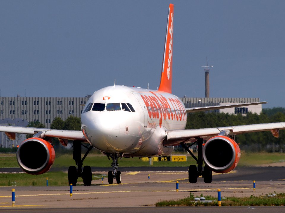 G-EZEV easyJet Airbus A319-111 - cn 2289 - pic1