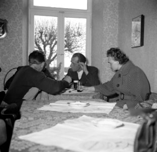 Gezelschap aan tafel in café Zur Rheinlust van Koeverden in Emmerich, Bestanddeelnr 254-1559