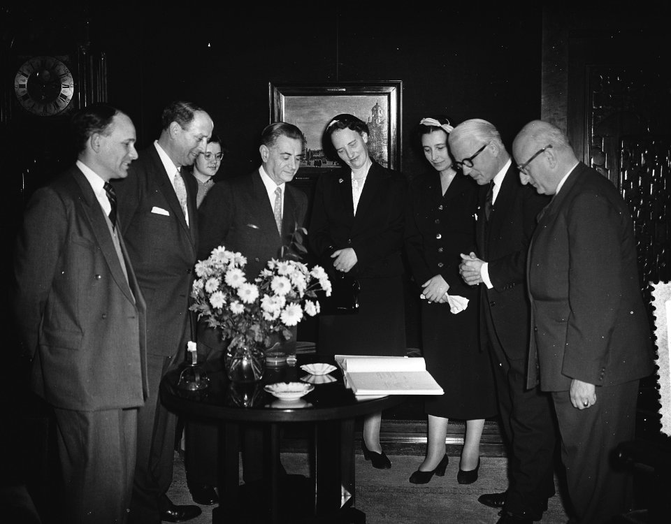 Gezelschap geschaard rond het boekwerk, Bestanddeelnr 907-4535