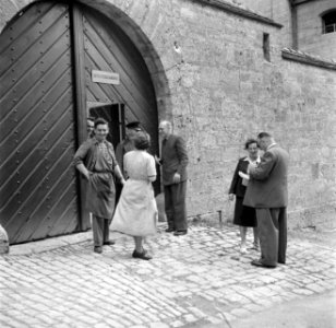 Gezelschap bij de poort van het Kriminalmuseum, Bestanddeelnr 254-1900