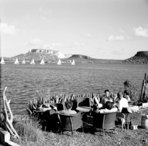 Gezelschap aan de Fuikbaai Op de achtergrond de Tafelberg, Bestanddeelnr 252-2944