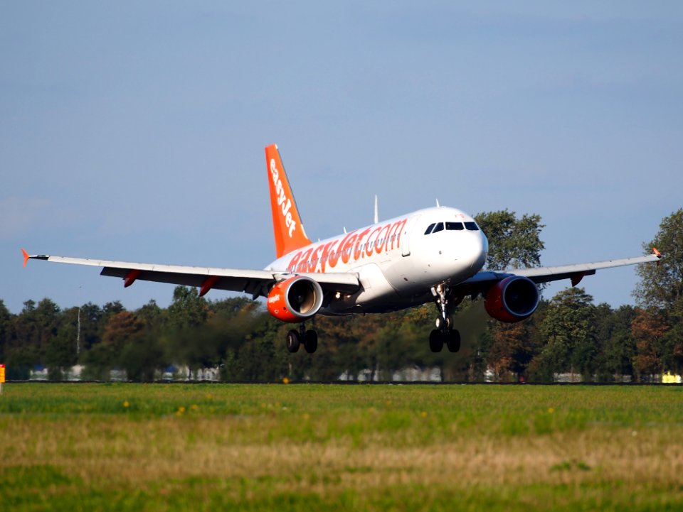 G-EZFS easyJet Airbus A319-111 - cn 4129 landing at Schiphol pic1