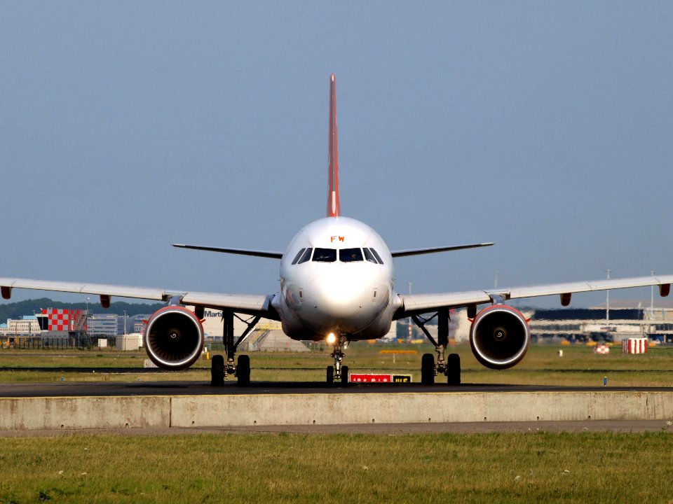 G-EZFW easyJet Airbus A319-111 - cn 4380 pic1