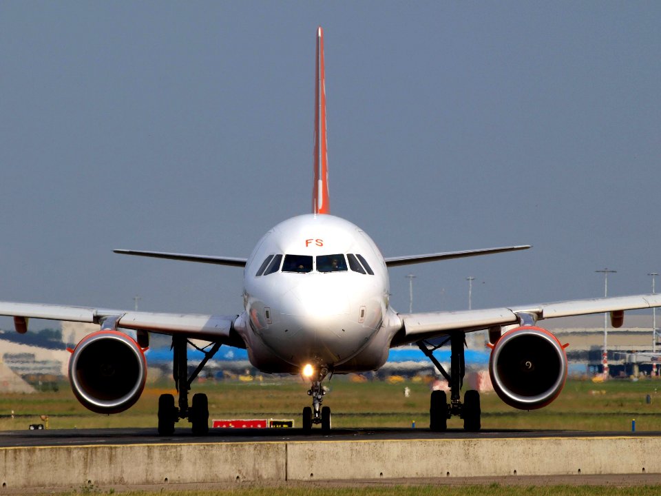 G-EZFS easyJet Airbus A319-111 - cn 4129 pic1