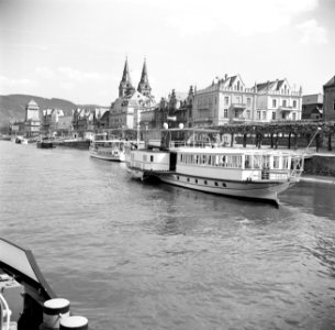 Gezicht op Boppard met rondvaartboten bij de kade rechts raderboot Cecilie, Bestanddeelnr 254-1094