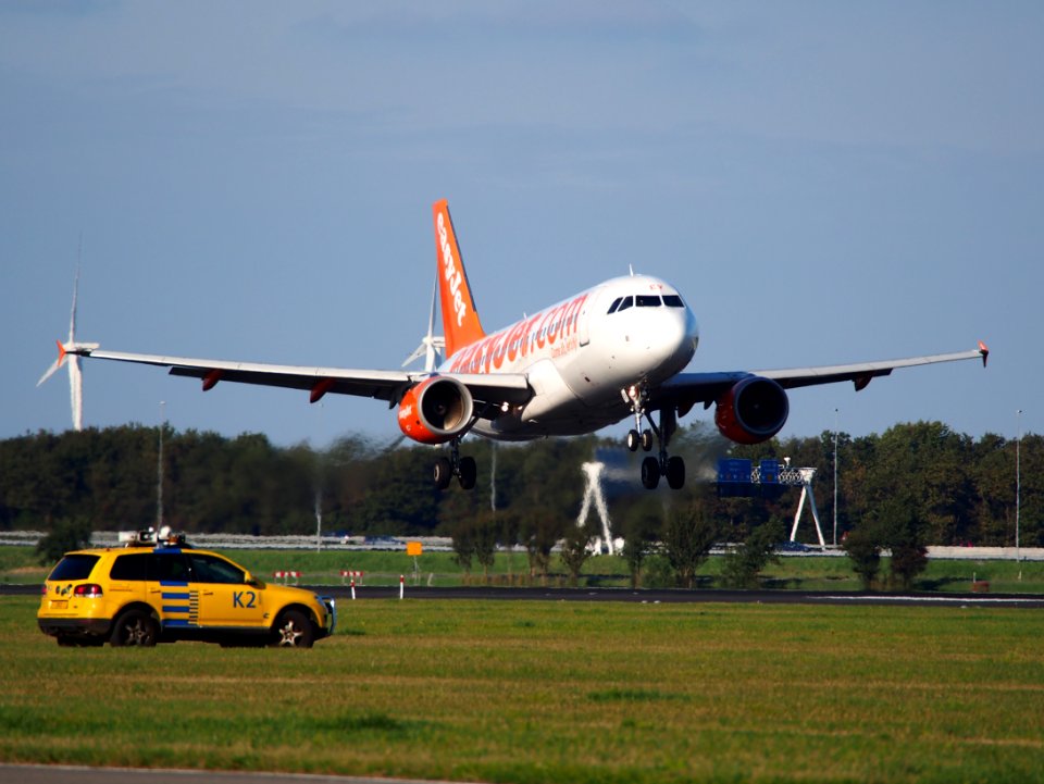 G-EZEV easyJet Airbus A319-111 - cn 2289, landing 6October2013 pic1