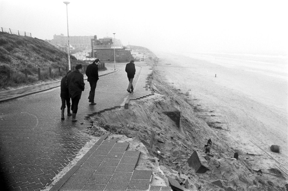 Gevolgen storm deel trottoir en duinzand weggeslagen in Egmond, Bestanddeelnr 928-3457