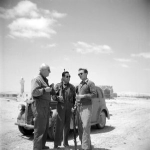 Gewapende mannen staand voor een auto in de Negevwoestijn links fotograaf Wille, Bestanddeelnr 255-0781 photo
