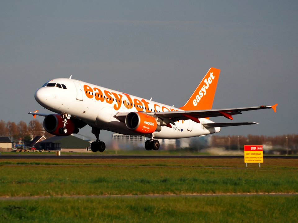 G-EZAO easyJet Airbus A319-111 takeoff from Polderbaan, Schiphol (AMS - EHAM) at sunset