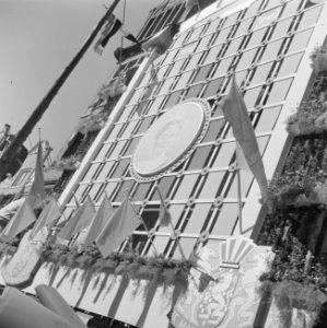 Gevelversiering op het Damrak in de feestweek, Bestanddeelnr 255-7310