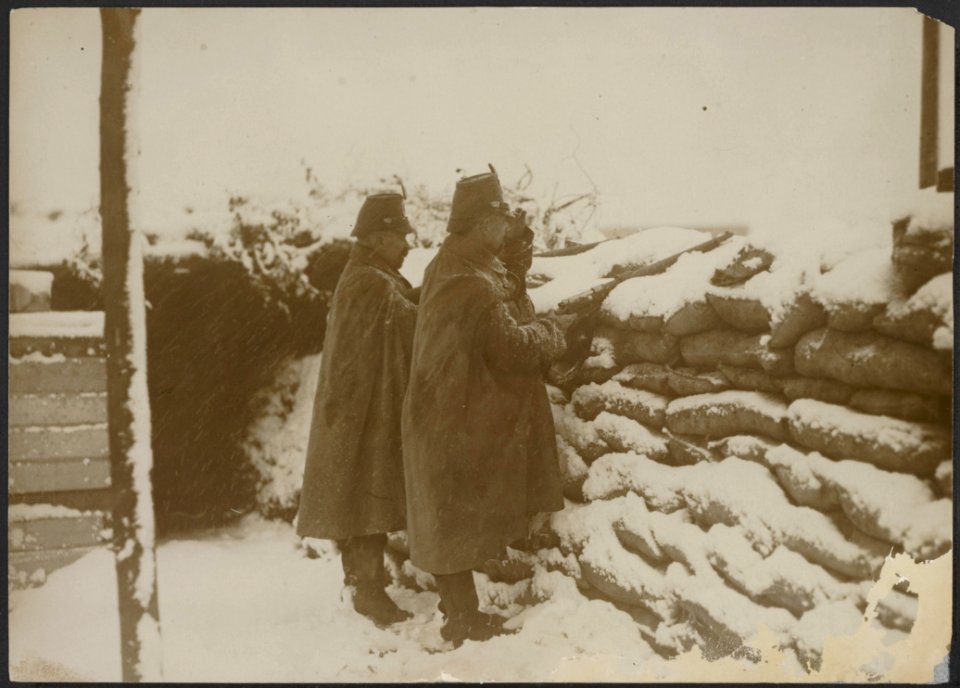 Gewapende soldaten van de Centralen achter een borstwering in de sneeuw., Bestanddeelnr 158-2058
