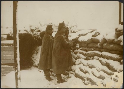Gewapende soldaten van de Centralen achter een borstwering in de sneeuw., Bestanddeelnr 158-2058
