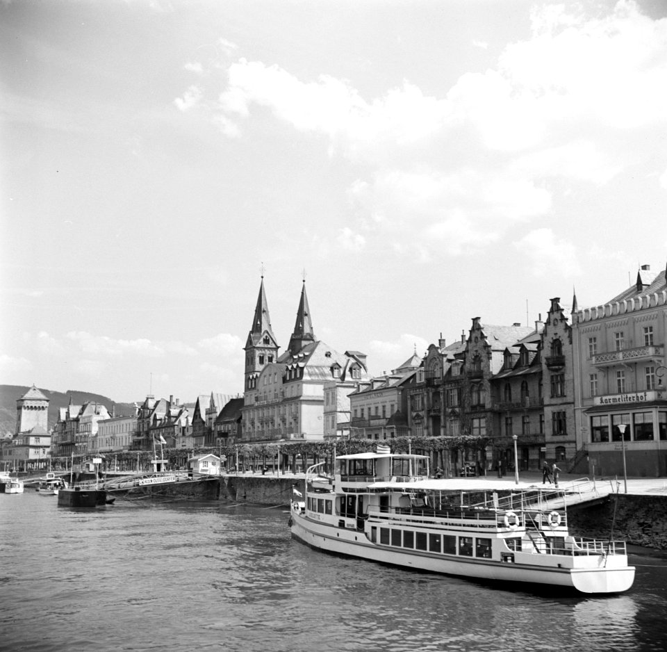 Gezicht op Boppard met rondvaartboot Liselotte aangemeerd aan de kade, Bestanddeelnr 254-1093